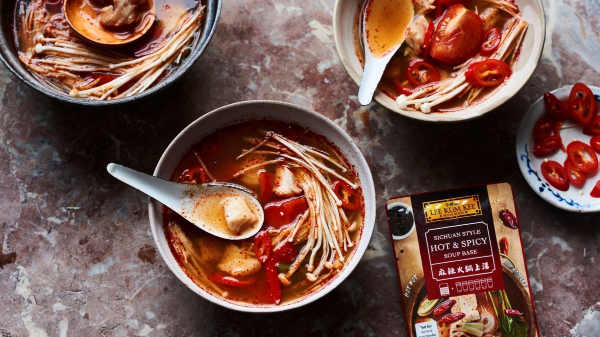 Novo filete de peixe em sopa quente e picante