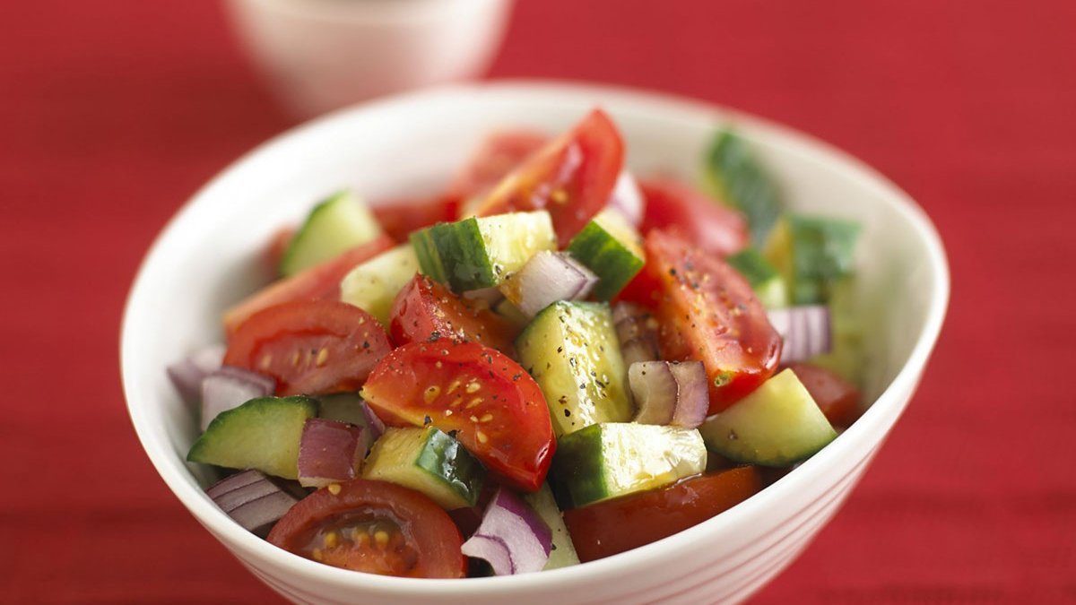 Salada de pepino e tomate com molho picante de ameixa (vegan)