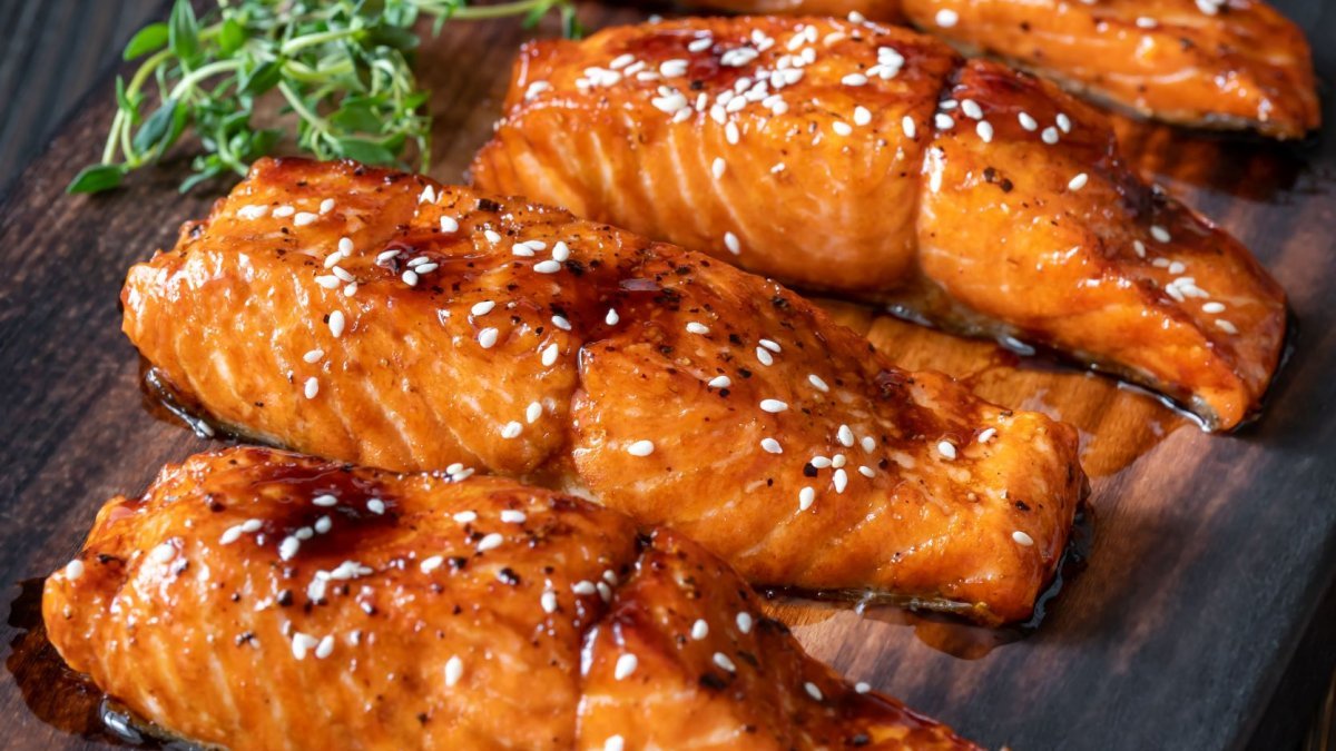Salmão na frigideira com molho de ostras e manjericão