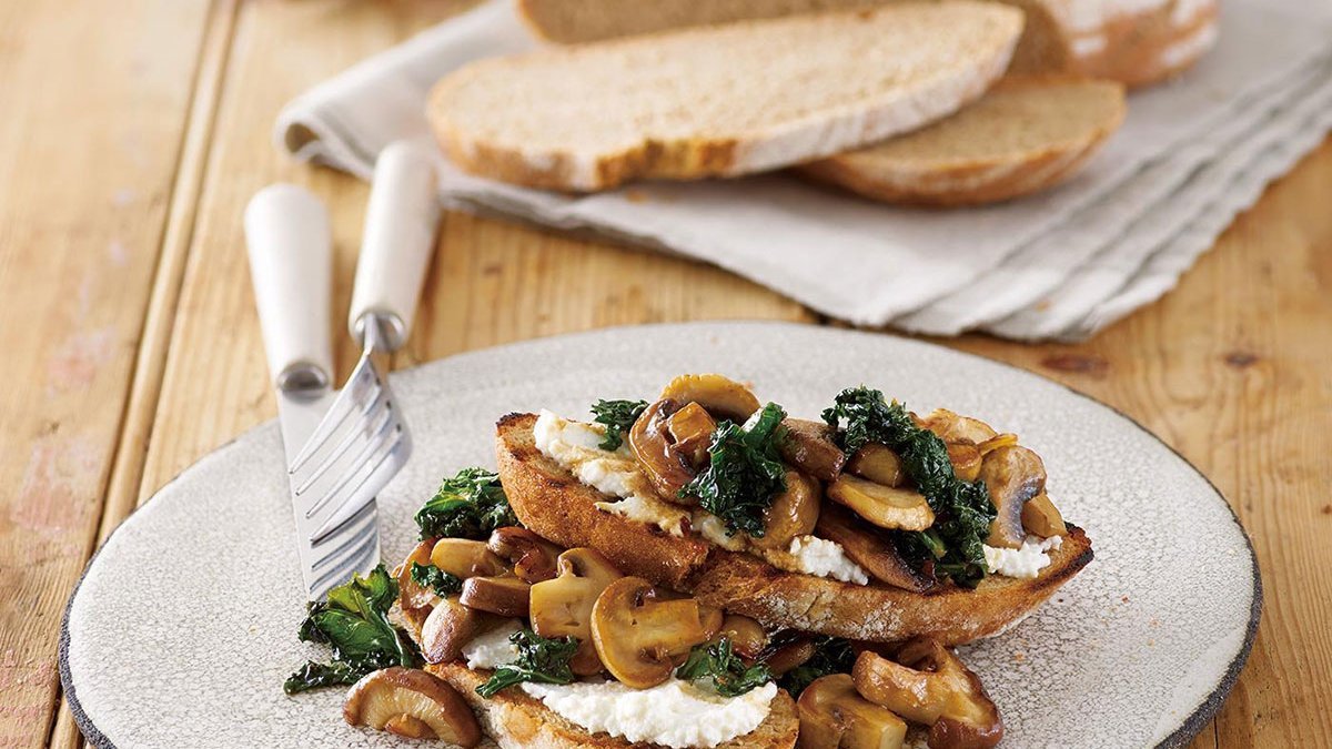 Tosta de cogumelos e couve
